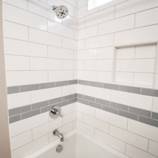 Modern inredning av ett litet vit vitt badrum med dusch, med släta luckor, skåp i ljust trä, en dusch/badkar-kombination, en toalettstol med separat cisternkåpa, vit kakel, tunnelbanekakel, beige väggar, korkgolv, ett undermonterad handfat, bänkskiva i kvarts, rött golv och dusch med duschdraperi