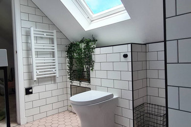 Foto de cuarto de baño principal y único contemporáneo pequeño con sanitario de una pieza, baldosas y/o azulejos blancos y suelo rosa