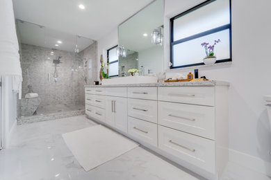 Exempel på ett stort modernt grå grått en-suite badrum, med skåp i shakerstil, vita skåp, en dubbeldusch, en toalettstol med separat cisternkåpa, grå kakel, stenhäll, grå väggar, klinkergolv i keramik, ett avlångt handfat, grått golv och dusch med gångjärnsdörr