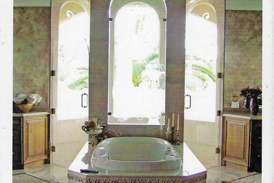 Imagen de cuarto de baño principal clásico con baldosas y/o azulejos beige y paredes beige