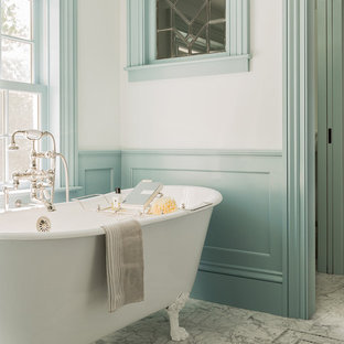Diseño de cuarto de baño principal, clásico, con bañera con patas, suelo de mármol y paredes multicolor