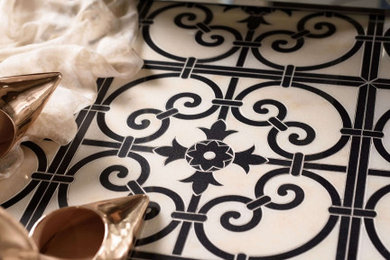 ロンドンにあるラグジュアリーな広いトラディショナルスタイルのおしゃれなマスターバスルーム (白いタイル、モザイクタイル、白い壁、大理石の床、大理石の洗面台、白い床、黒い洗面カウンター) の写真