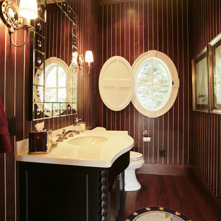 Idee per una piccola stanza da bagno classica con ante con bugna sagomata, ante nere, WC a due pezzi, parquet scuro, lavabo sottopiano, top in marmo e pareti marroni