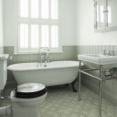 Claw-foot bathtub - mid-sized traditional kids' cement tile floor and gray floor claw-foot bathtub idea in London with a two-piece toilet, white walls and a console sink