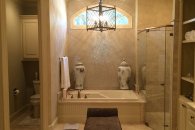 オースティンにある中くらいなトラディショナルスタイルのおしゃれなマスターバスルーム (レイズドパネル扉のキャビネット、白いキャビネット、アルコーブ型浴槽、コーナー設置型シャワー、分離型トイレ、ベージュの壁、セラミックタイルの床) の写真