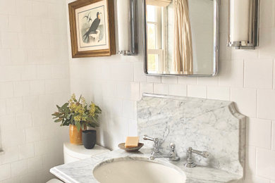 Свежая идея для дизайна: маленькая ванная комната в классическом стиле с ванной в нише, душем в нише, биде, белой плиткой, керамогранитной плиткой, белыми стенами, мраморным полом, консольной раковиной, мраморной столешницей, белым полом, шторкой для ванной, нишей и тумбой под одну раковину для на участке и в саду - отличное фото интерьера