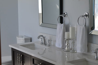 Klassisk inredning av ett stort en-suite badrum, med ett undermonterad handfat, skåp i shakerstil, skåp i mörkt trä, marmorbänkskiva, ett platsbyggt badkar, en dusch/badkar-kombination, en toalettstol med hel cisternkåpa, vit kakel, porslinskakel, grå väggar och mosaikgolv
