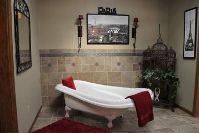 Diseño de cuarto de baño clásico de tamaño medio con bañera con patas, paredes beige y suelo de baldosas de cerámica