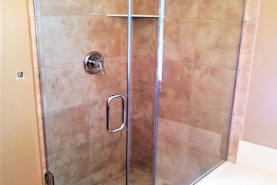 インディアナポリスにあるお手頃価格の広いトラディショナルスタイルのおしゃれなマスターバスルーム (置き型浴槽、コーナー設置型シャワー、ベージュのタイル、テラコッタタイル、ベージュの壁、テラコッタタイルの床、開き戸のシャワー) の写真
