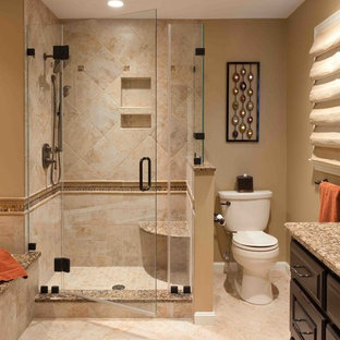 Exempel på ett mellanstort klassiskt en-suite badrum, med luckor med upphöjd panel, skåp i mörkt trä, en hörndusch, en toalettstol med separat cisternkåpa, keramikplattor, beige väggar, travertin golv, ett undermonterad handfat och granitbänkskiva