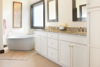 他の地域にある広いトラディショナルスタイルのおしゃれなマスターバスルーム (落し込みパネル扉のキャビネット、白いキャビネット、置き型浴槽、白い壁、ベージュの床) の写真