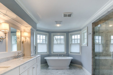 Imagen de cuarto de baño principal clásico con lavabo bajoencimera y bañera exenta