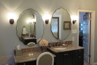 Пример оригинального дизайна: большая главная ванная комната в классическом стиле с фасадами в стиле шейкер, темными деревянными фасадами, накладной ванной, раздельным унитазом, бежевой плиткой, керамогранитной плиткой, серыми стенами, полом из керамогранита, врезной раковиной и столешницей из гранита