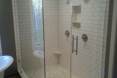 Foto på ett mellanstort vintage en-suite badrum, med luckor med profilerade fronter, vita skåp, ett fristående badkar, en hörndusch, en toalettstol med separat cisternkåpa, gröna väggar, vinylgolv, ett undermonterad handfat och bänkskiva i kalksten