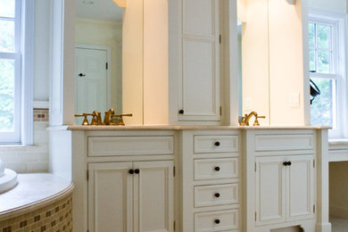他の地域にある高級な広いトランジショナルスタイルのおしゃれなマスターバスルーム (インセット扉のキャビネット、白いキャビネット、大型浴槽、ベージュのタイル、セメントタイル、白い壁、セラミックタイルの床、アンダーカウンター洗面器) の写真