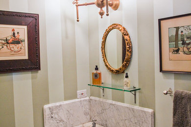 Идея дизайна: ванная комната в классическом стиле с зелеными стенами