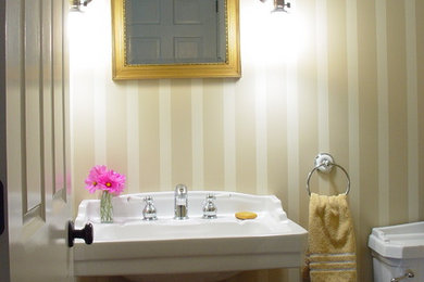 ニューヨークにあるトラディショナルスタイルのおしゃれなバスルーム (浴槽なし) (ペデスタルシンク、白いキャビネット、分離型トイレ、黄色い壁) の写真