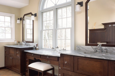 Ejemplo de cuarto de baño principal tradicional grande con armarios estilo shaker, puertas de armario de madera en tonos medios, encimera de mármol y paredes beige