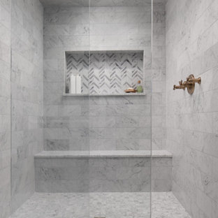 Inspiration för ett mycket stort vintage vit vitt en-suite badrum, med luckor med infälld panel, skåp i mörkt trä, ett fristående badkar, en toalettstol med separat cisternkåpa, grå kakel, marmorkakel, grå väggar, marmorgolv, ett undermonterad handfat, granitbänkskiva, grått golv och dusch med skjutdörr