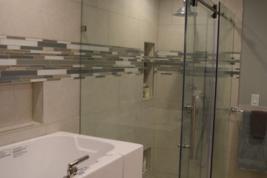他の地域にあるラグジュアリーな広いトランジショナルスタイルのおしゃれなマスターバスルーム (大型浴槽、バリアフリー、ベージュのタイル、セラミックタイル、青い壁、セラミックタイルの床、ベージュの床、引戸のシャワー) の写真