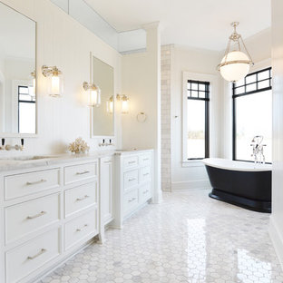 Idee per una stanza da bagno chic con ante bianche, vasca freestanding, piastrelle bianche, pareti bianche, lavabo sottopiano e pavimento bianco