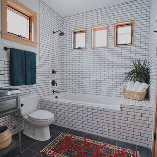 Ispirazione per una piccola stanza da bagno tradizionale con consolle stile comò, ante marroni, vasca da incasso, WC monopezzo, piastrelle bianche, piastrelle in gres porcellanato, pareti bianche, pavimento in gres porcellanato, lavabo a consolle, top in quarzo composito, vasca/doccia, pavimento grigio e doccia aperta
