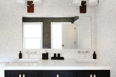 ニューヨークにあるミッドセンチュリースタイルのおしゃれな浴室の写真
