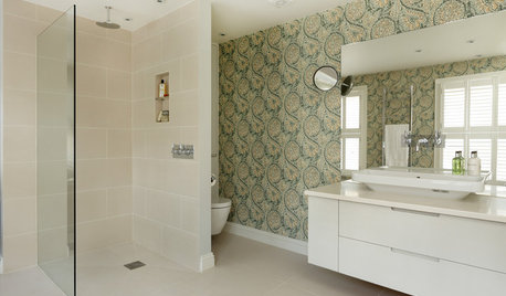 Room of the Week: Bold Wallpaper Transforms a Victorian Mews Bathroom