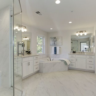 Foto de cuarto de baño principal, tradicional renovado, de tamaño medio, con armarios estilo shaker, bañera esquinera, baldosas y/o azulejos blancos, baldosas y/o azulejos de porcelana, paredes blancas y encimera de cuarzo compacto