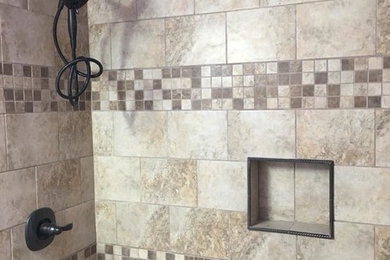 Diseño de cuarto de baño clásico renovado de tamaño medio con ducha abierta, baldosas y/o azulejos de cemento, aseo y ducha, ducha con cortina y paredes beige