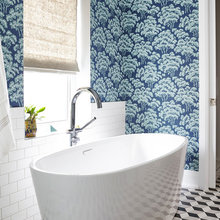 10 salles de bains sublimées par du papier peint