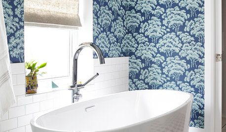 10 salles de bains sublimées par du papier peint