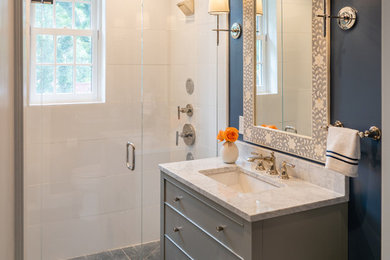 Esempio di una stanza da bagno tradizionale con doccia a filo pavimento, pareti blu, pavimento in gres porcellanato, pavimento blu e porta doccia a battente