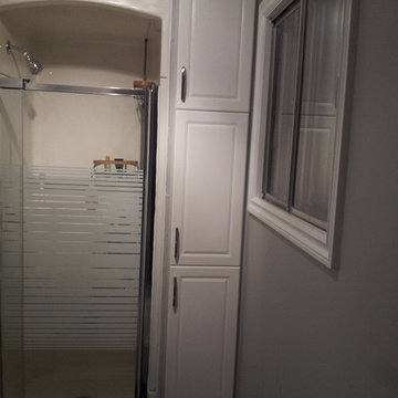 TRANSITIONAL BATHROOMS - White lacquered MDF