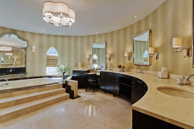 ニューヨークにあるラグジュアリーな広いトランジショナルスタイルのおしゃれなマスターバスルーム (家具調キャビネット、濃色木目調キャビネット、大理石の洗面台、ベージュのタイル、ベージュの壁) の写真