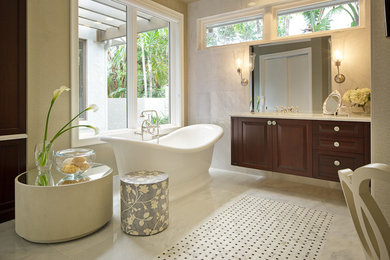 Пример оригинального дизайна: большая главная ванная комната в стиле модернизм с врезной раковиной, темными деревянными фасадами, мраморной столешницей, отдельно стоящей ванной, душем в нише, унитазом-моноблоком, белой плиткой, мраморным полом и фасадами с выступающей филенкой