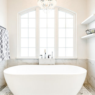 Idéer för att renovera ett stort vintage en-suite badrum, med skåp i shakerstil, vita skåp, ett fristående badkar, en hörndusch, en toalettstol med separat cisternkåpa, vit kakel, marmorkakel, vita väggar, klinkergolv i keramik, ett nedsänkt handfat, marmorbänkskiva, beiget golv och dusch med gångjärnsdörr