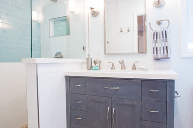 サンフランシスコにあるトランジショナルスタイルのおしゃれなマスターバスルーム (インセット扉のキャビネット、グレーのキャビネット、アルコーブ型シャワー、青いタイル、白いタイル、サブウェイタイル、玉石タイル) の写真