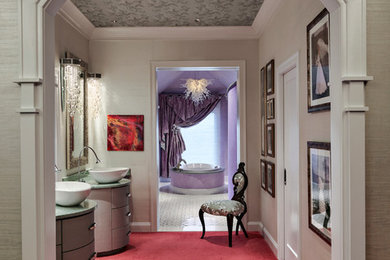 Esempio di una grande stanza da bagno padronale classica con consolle stile comò, ante grigie, vasca da incasso, pareti grigie, pavimento in gres porcellanato, lavabo a bacinella e pavimento multicolore