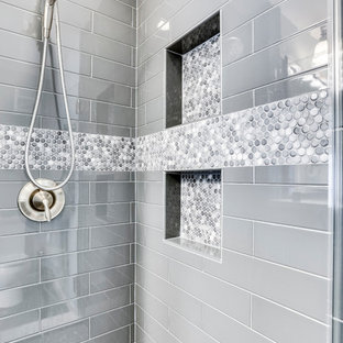 Cette image montre une petit salle de bain principale traditionnelle avec un placard avec porte à panneau surélevé, une baignoire indépendante, une douche d'angle, un sol en carrelage de céramique, un lavabo encastré, un plan de toilette en quartz modifié et une cabine de douche à porte battante.