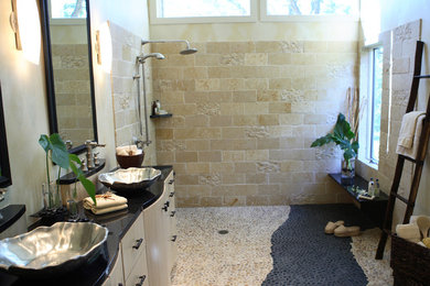 Modelo de cuarto de baño tradicional renovado con armarios tipo mueble, ducha abierta, baldosas y/o azulejos beige, suelo de baldosas tipo guijarro, lavabo sobreencimera y ducha abierta