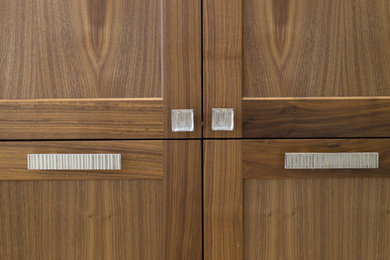 Diseño de cuarto de baño tradicional renovado grande con armarios estilo shaker y puertas de armario de madera clara
