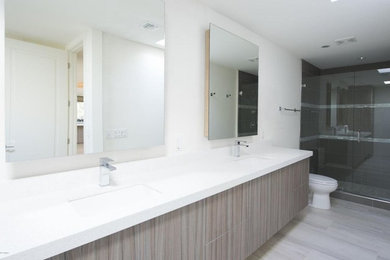Mittelgroßes Modernes Badezimmer En Suite mit flächenbündigen Schrankfronten, braunen Schränken, Toilette mit Aufsatzspülkasten und Unterbauwaschbecken in Phoenix