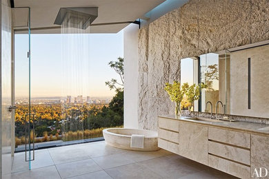 Idee per una stanza da bagno padronale design con lavabo integrato, vasca freestanding, doccia aperta, piastrelle beige, piastrelle in pietra, pareti beige e pavimento in travertino