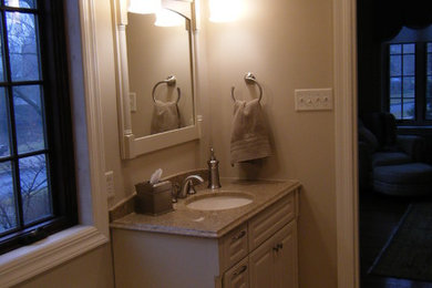 Elegant bathroom photo in St Louis