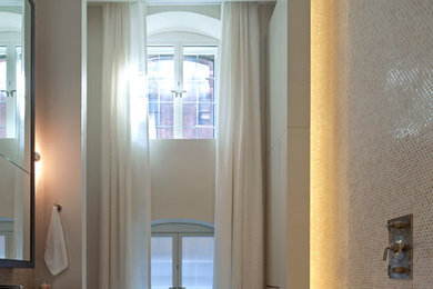 ニューヨークにあるコンテンポラリースタイルのおしゃれな浴室 (置き型浴槽) の写真