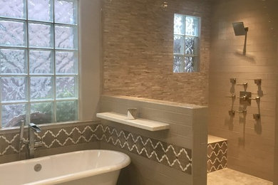 Klassisk inredning av ett stort en-suite badrum, med luckor med upphöjd panel, vita skåp, ett fristående badkar, våtrum, grå kakel, tunnelbanekakel, grå väggar, klinkergolv i keramik, ett undermonterad handfat, bänkskiva i kvarts, grått golv och dusch med gångjärnsdörr
