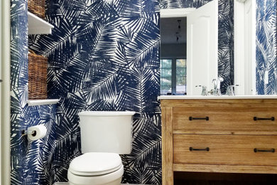 Imagen de cuarto de baño marinero con puertas de armario de madera clara, paredes azules, suelo de baldosas de cerámica, suelo beige y encimeras blancas