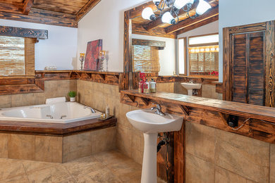 ハワイにあるお手頃価格の広いコンテンポラリースタイルのおしゃれな浴室の写真