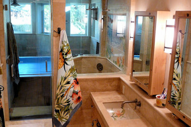 Источник вдохновения для домашнего уюта: большая главная ванная комната в морском стиле с врезной раковиной